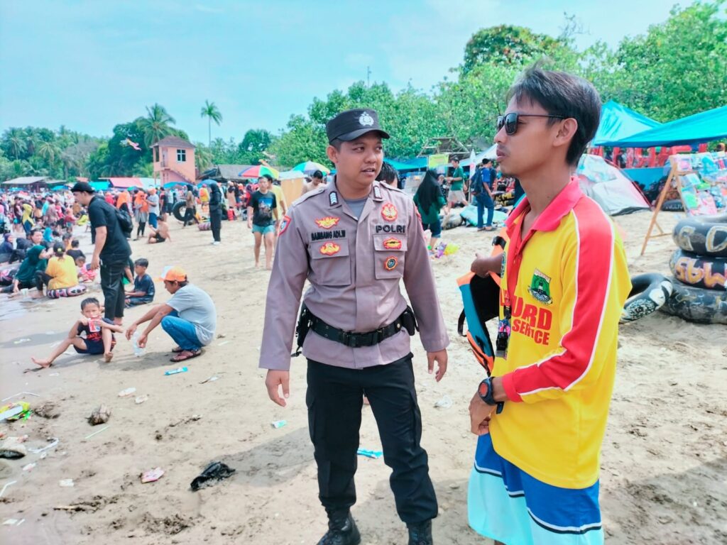 Polsek Carita Lakukan Patroli Dialogis Bersama Balawista untuk Pantau Pengunjung Pantai 6 WhatsApp Image 2024 07 30 at 05.39.08