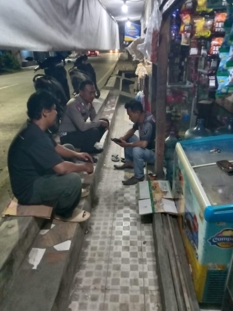Polsek Carita Laksanakan Patroli Malam di Pasar Carita 7 WhatsApp Image 2024 07 30 at 05.41.52