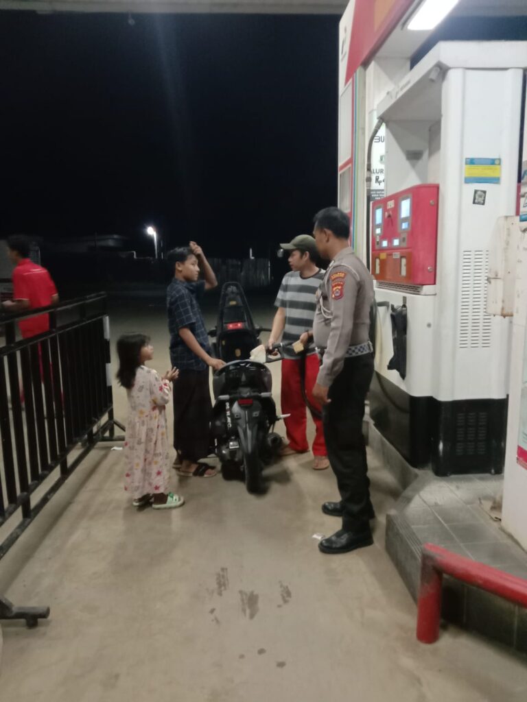 Polsek Carita Laksanakan Patroli Malam di SPBU Sukanegara untuk Cegah Kejahatan 8 WhatsApp Image 2024 07 30 at 05.44.28