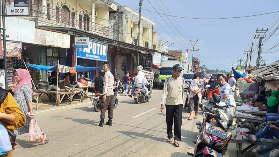 Personil Polsek Bojong Polres Pandeglang Meninjau dan Mengatur Arus Lalu Lintas di Persimpangan Pasar Bojong 10 WhatsApp Image 2024 07 30 at 08.38.50