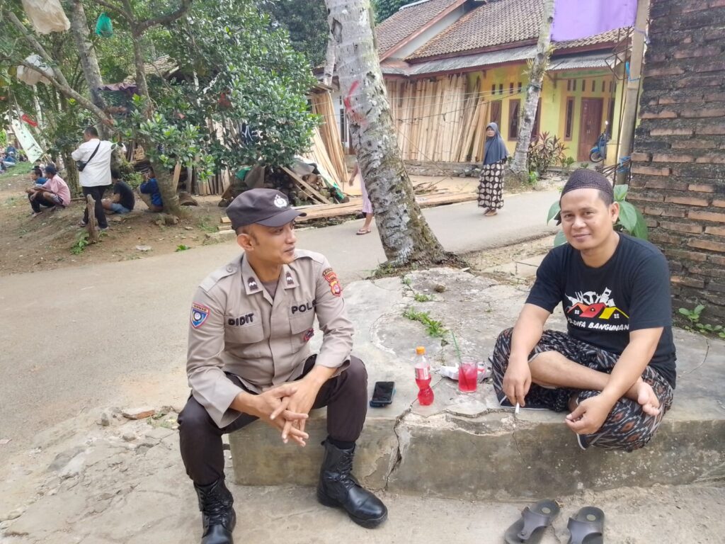 Polsek Menes Sambangi Warga, Jalin Silaturahmi dan Ciptakan Kamtibmas Kondusif 6 WhatsApp Image 2024 07 30 at 13.45.02