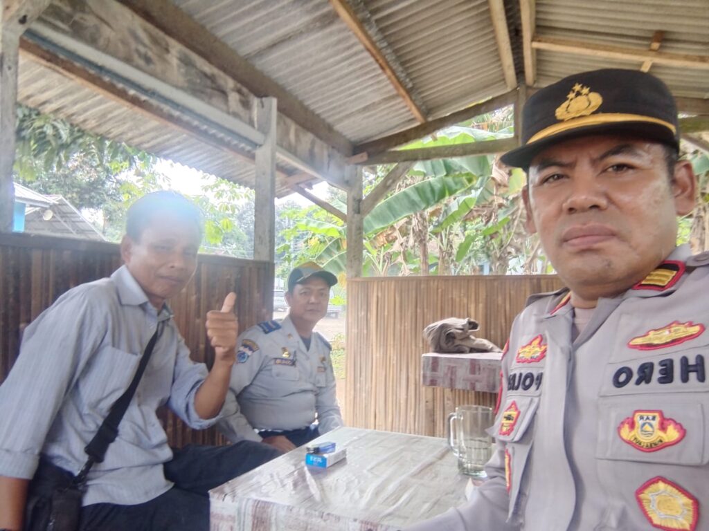 Kapolsek Menes Lakukan Patroli Dialogis dan Sambangi Tokoh Masyarakat 8 WhatsApp Image 2024 07 30 at 13.48.59