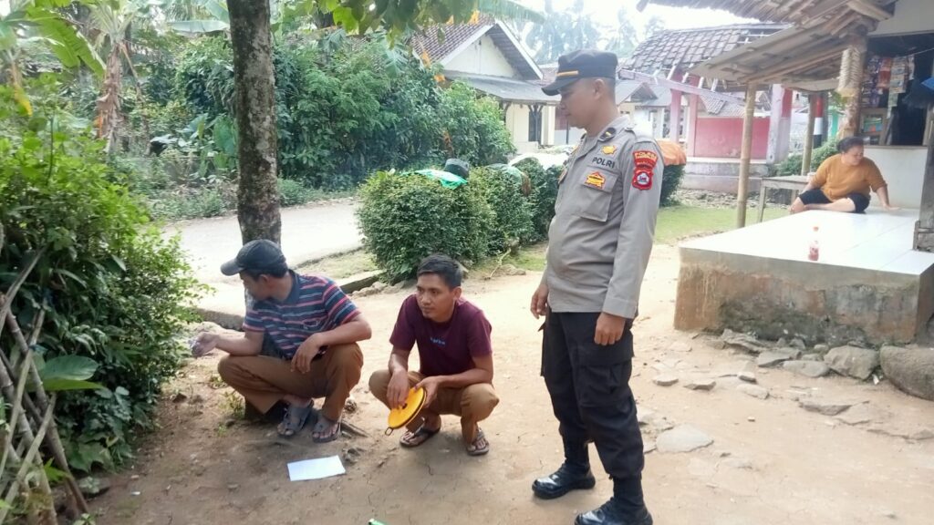 Polsek Menes Sambangi Tokoh Pemuda di Kampung Manungtung 7 WhatsApp Image 2024 07 30 at 17.23.10