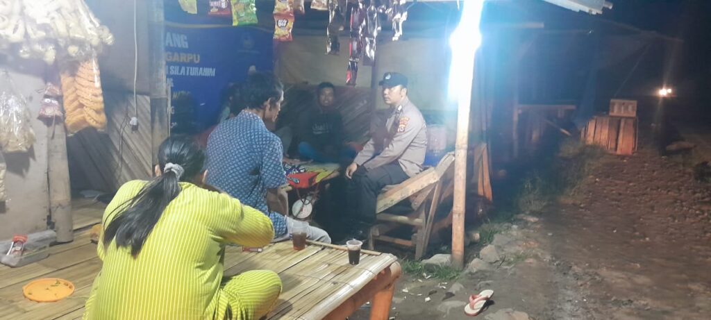 Tingkatkan keamanan di lingkungan Warga Masyarakat, Personil Polsek Picung Lakukan Patroli Malam hari 4 WhatsApp Image 2024 07 30 at 19.24.51