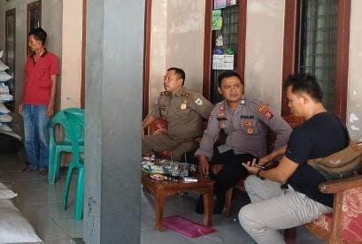 Dekatkan Diri dengan Masyarakat, Bhabinkamtibmas Polsek Angsana Polres Pandeglang Kunjungi Rumah Warga 10 WhatsApp Image 2024 07 30 at 21.23.08