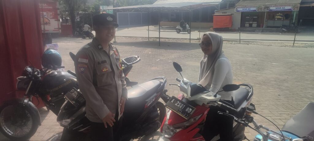 Polsek Cikeusik Lakukan Patroli Siang Hari Antisipasi Gangguan Kamtibmas 1 WhatsApp Image 2024 07 30 at 22.08.45