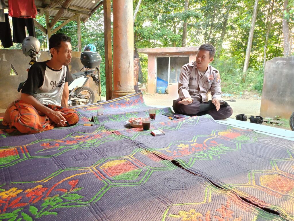 Bhabinkamtibmas Polsek Jiput Jalin Silaturahmi dengan Warga Beri Edukasi Kamtibmas 2 WhatsApp Image 2024 07 30 at 22.14.43