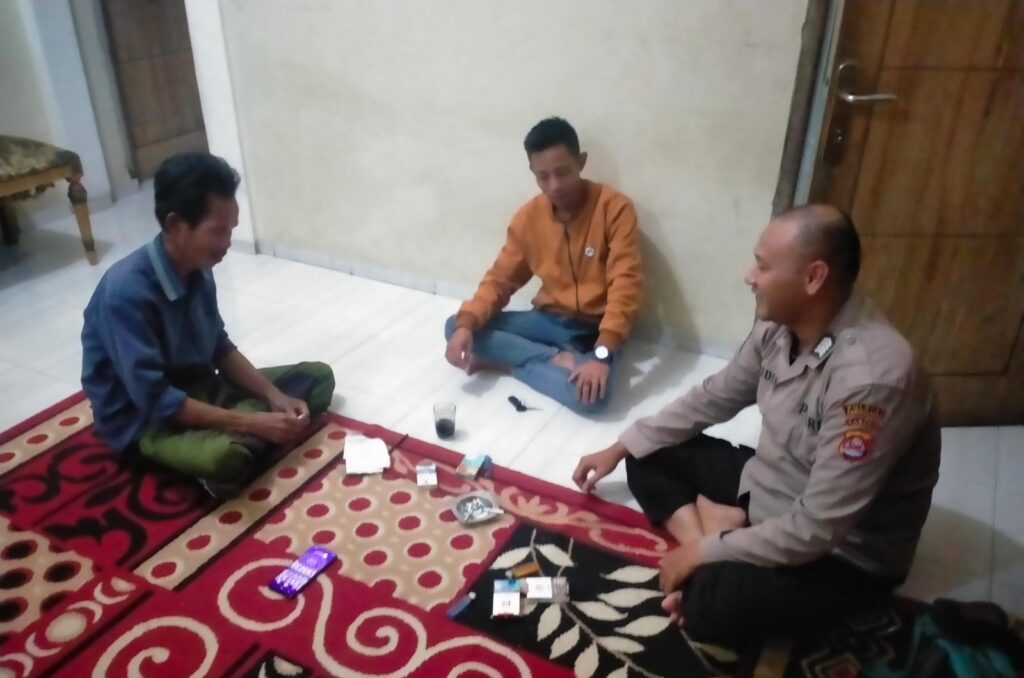 Kapolsek Mandalawangi Sambangi Tokoh untuk Mempererat Silaturahmi dan Menjaga Kamtibmas 3 WhatsApp Image 2024 07 30 at 22.15.52