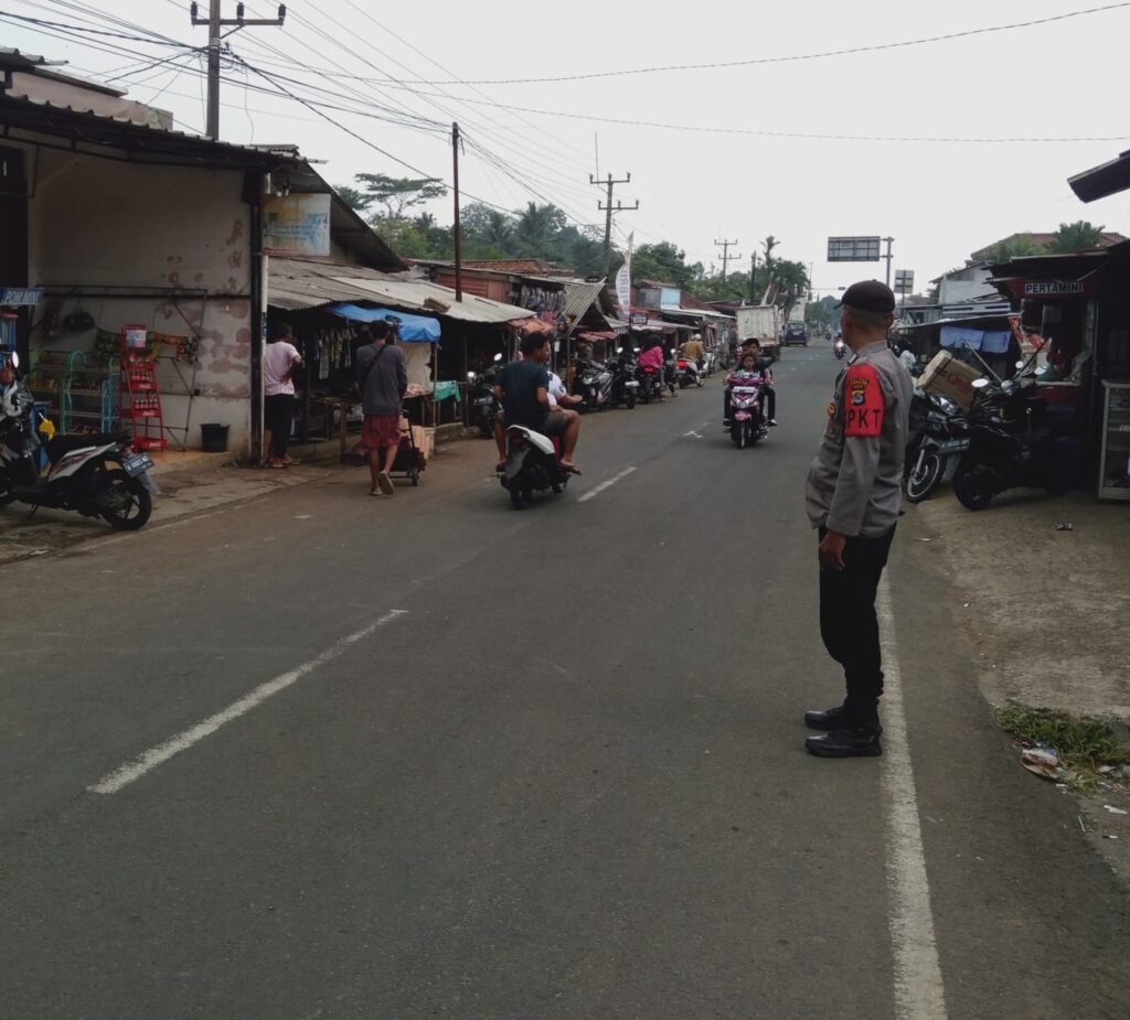 Ciptakan Kamtibcar Lantas, Personil Polsek Jiput Laksanakan Pengaturan Lalulintas 5 WhatsApp Image 2024 07 30 at 22.35.43