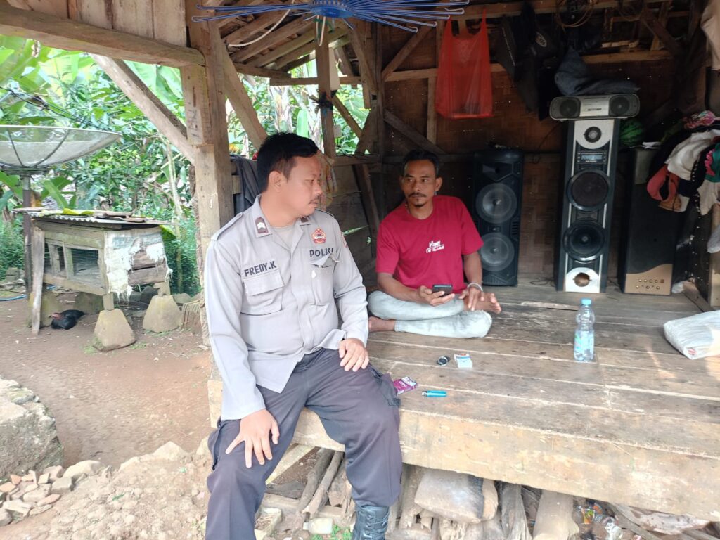 Cegah Kriminalitas, Bhabinkamtibmas Polsek Jiput Rutin Patroli Dialogis 6 WhatsApp Image 2024 07 30 at 22.35.59