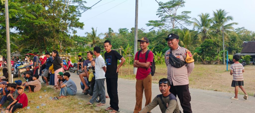 Polsek Munjul Jaga Kondusivitas, Amankan Pertandingan Sepak Bola Antar Desa se-Kecamatan Sindangresmi 8 WhatsApp Image 2024 07 30 at 22.42.36