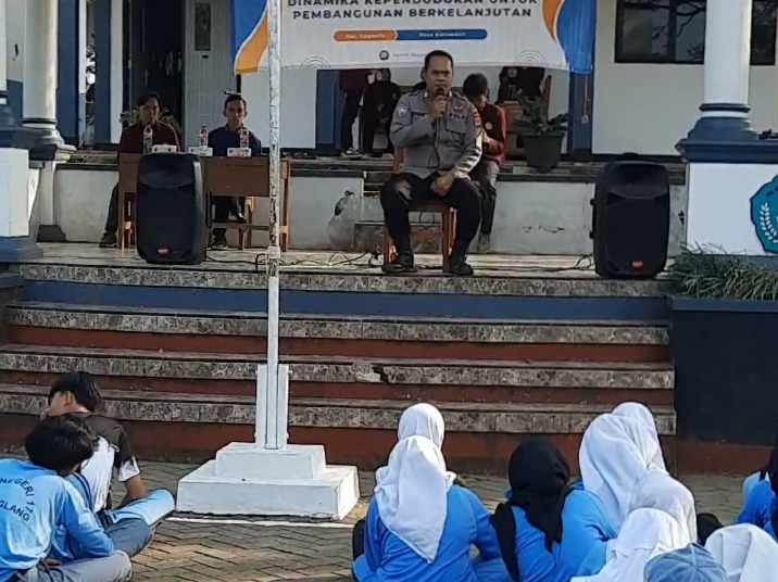 Kapolsek Cigeulis Bersama Jajaran Sosialisasikan Pencegahan Kenakalan Remaja di SMAN 17 Pandeglang 9 WhatsApp Image 2024 07 30 at 23.15.17
