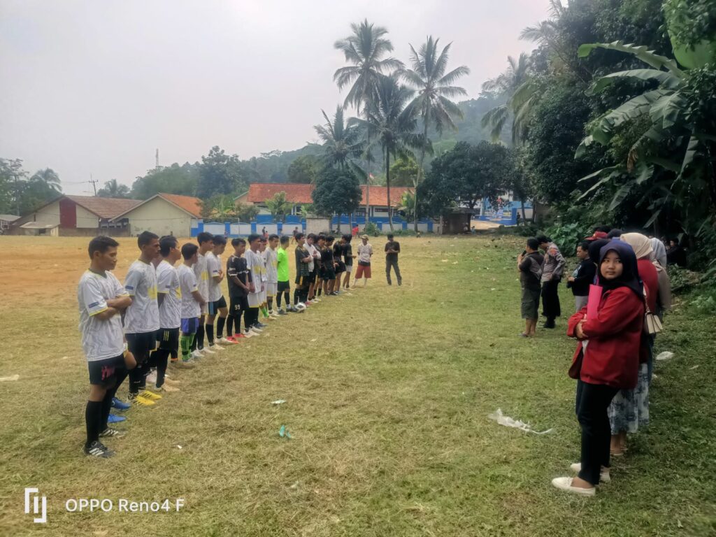 Junjung Sportifitas Polsek Pulosari Berikan Briefing Kepada Peserta Turnamen Sepak Bola 10 WhatsApp Image 2024 07 30 at 23.25.04