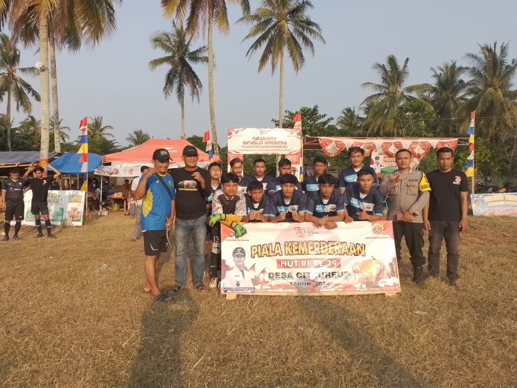 Polsek Panimbang Melaksanakan Pengamanan Sepak Bola dalam Rangka PHBN Desa Panimbang Jaya di Lapangan Janur Kuning 1 WhatsApp Image 2024 07 31 at 00.27.48