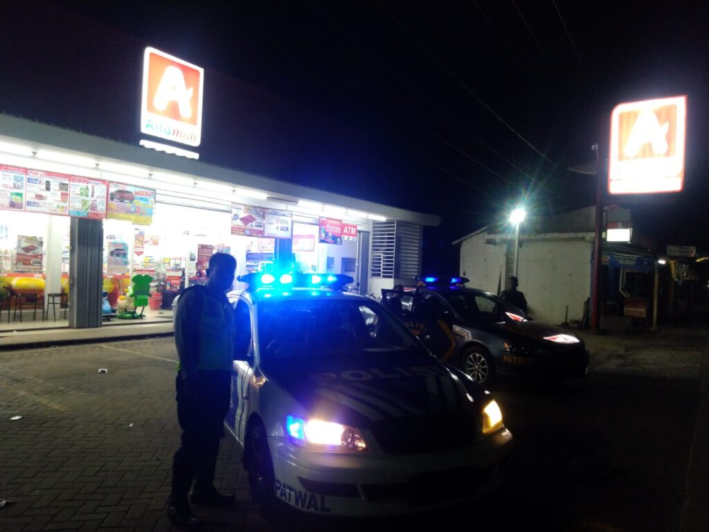 Polsek Carita Gelar Patroli Malam Blue Light di Jalan Raya Carita 4 WhatsApp Image 2024 07 31 at 06.05.54