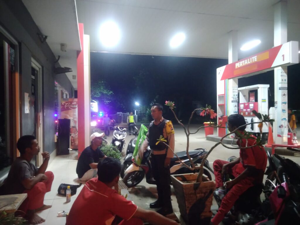 Polsek Carita Lakukan Patroli Malam ke SPBU Sukanegara 5 WhatsApp Image 2024 07 31 at 06.07.31