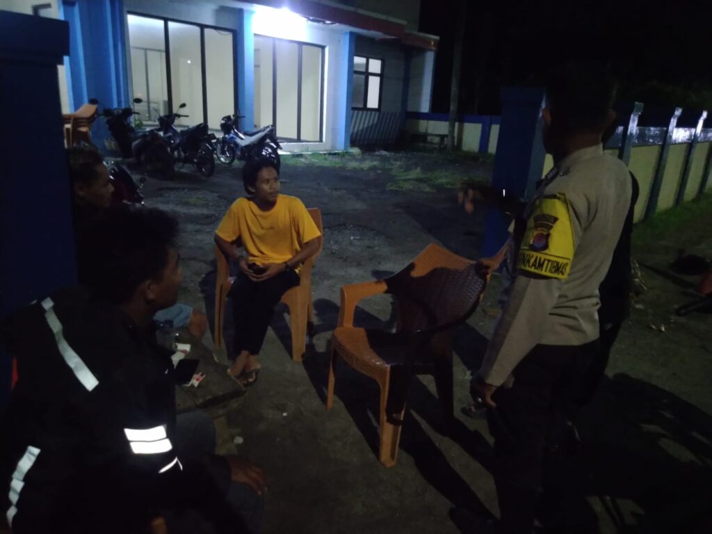 Bhabinkamtibmas Polsek Carita Dialog dengan Masyarakat dalam Patroli Malam 6 WhatsApp Image 2024 07 31 at 06.10.25