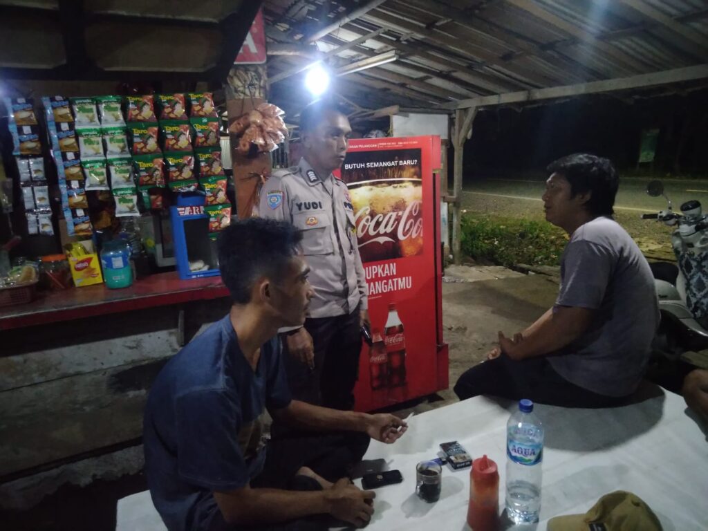 Polsek Carita Lakukan Patroli Malam di Wilayah Carita dengan Rasa Aman dan Damai 7 WhatsApp Image 2024 07 31 at 06.12.47