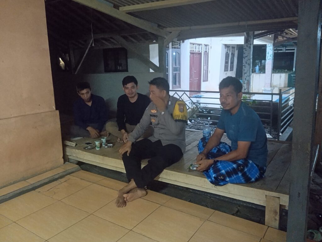 Lakukan Patroli Malam Bhabinkamtibmas Polsek Patia Sampaikan Pesan Kamtibmas 8 WhatsApp Image 2024 07 31 at 06.22.27