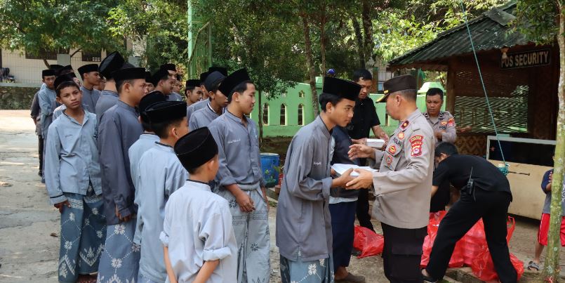 Kapolres Pandeglang Berbagi Santunan ke Pondok Pesantren dan Panti Asuhan Menyambut 10 Muharam 3 bn