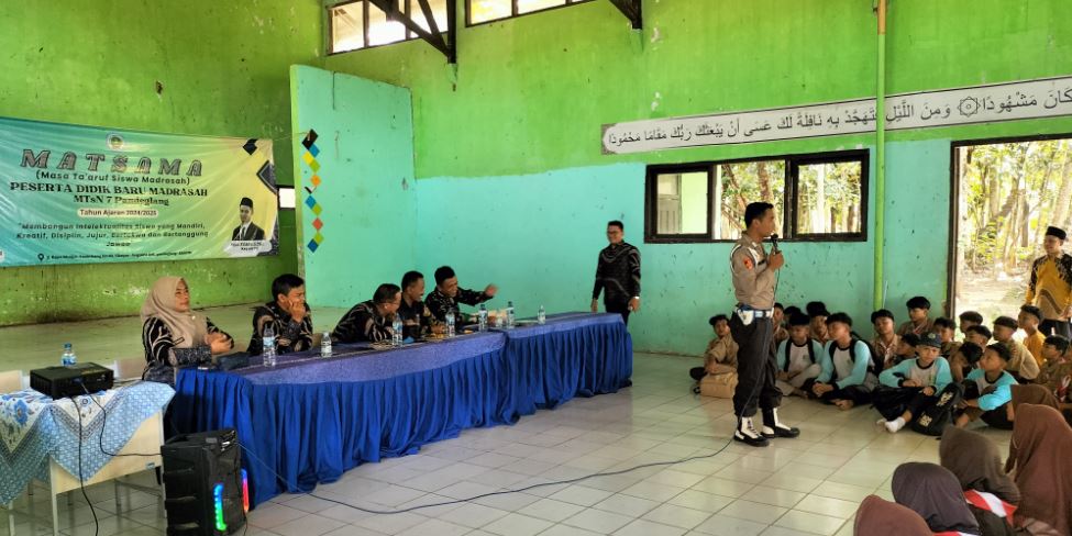 Kanit Propam Polsek Angsana Polres Pandeglang Berikan Penyuluhan Tentang Tertib Berlalulintas di MTsN 7 Pandeglang 5 es