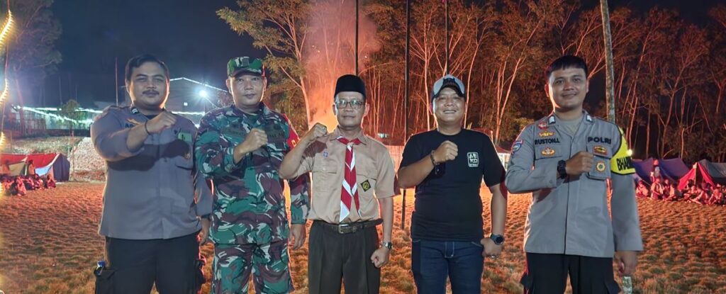 Bhabinkamtibmas Polsek Angsana Polres Pandeglang Hadiri Kegiatan Upacara Api Unggun Siswa-Siswi MTSN 7 Pandeglang 9 pa