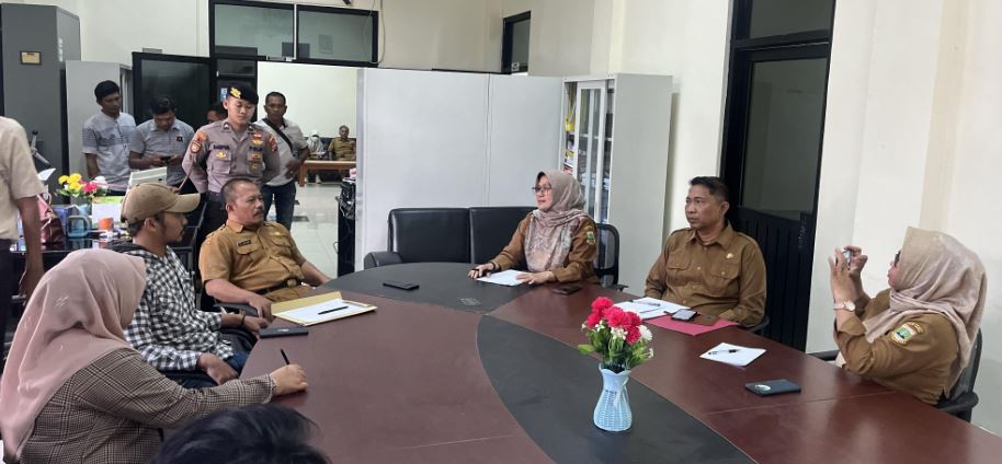 Sat Samapta Polres Pandeglang Gelar Pengamanan Unjuk Rasa Himpunan Mahasiswa Pandeglang Selatan di Kantor Dinas Pendidikan 2 pam