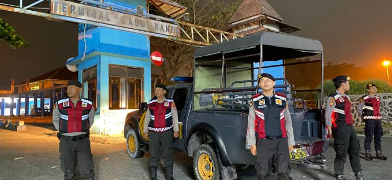Sat Samapta Polres Pandeglang Menggelar Patroli di Terminal Kadubanen untuk Menjaga Keamanan dan Ketertiban 6 pk