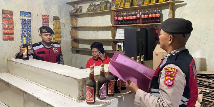 Sat Samapta Polres Pandeglang Gelar Kegiatan Himbauan kepada Penjual Jamu di Cigadung agar Tidak Menjual Miras 3 pm 4
