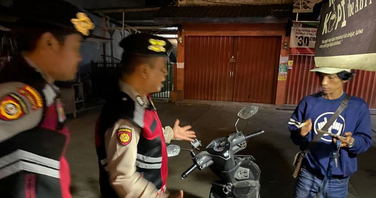 Antisipasi Penyakit Masyarakat, Sat Samapta Polres Pandeglang Menggelar Pemeriksaan Kendaraan Roda Dua di Cigadung 8 pm 5