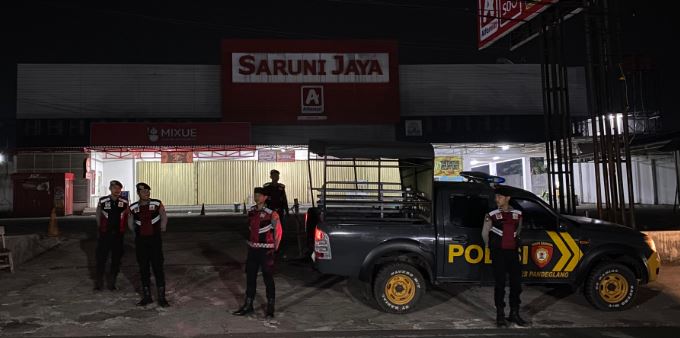 Sat Samapta Polres Pandeglang Menggelar Patroli di Alfamart Saruni untuk Menjaga Keselamatan dan Keamanan 5 sj 1