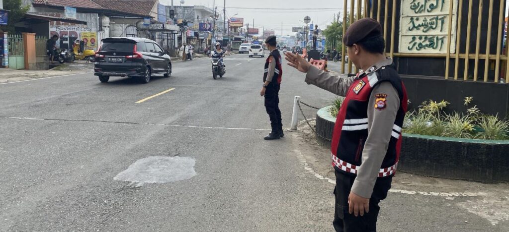 Sat Samapta Polres Pandeglang Ciptakan Kelancaran Lalu Lintas dengan Pelayanan Strong Point di Persimpangan Cigadung 3 sp 3