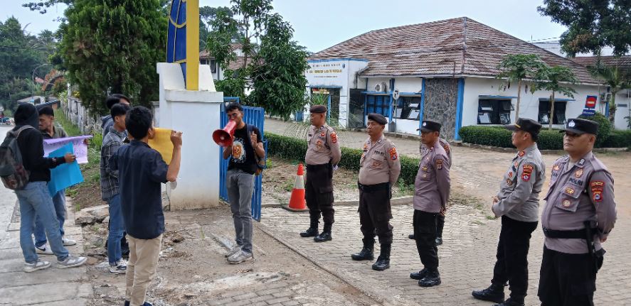 Sat Samapta Polres Pandeglang Gelar Pengamanan Unjuk Rasa dari Aliansi Pergerakan Pemuda Peduli Pandeglang di Kantor Dinas Perhubungan 6 unras
