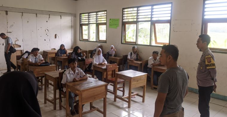 Kapolsek Cigeulis Bersama Jajaran Sosialisasikan Pencegahan Kenakalan Remaja di SMKN 17 Pandeglang 1 CS