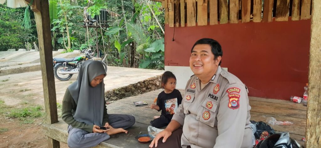 Bhabinkamtibmas Polsek Bojong Polres Pandeglang Sambangi Warga Binaan untuk Pererat Silaturahmi dan Berikan Himbauan Kamtibmas 6 IMG 20240805 WA0024