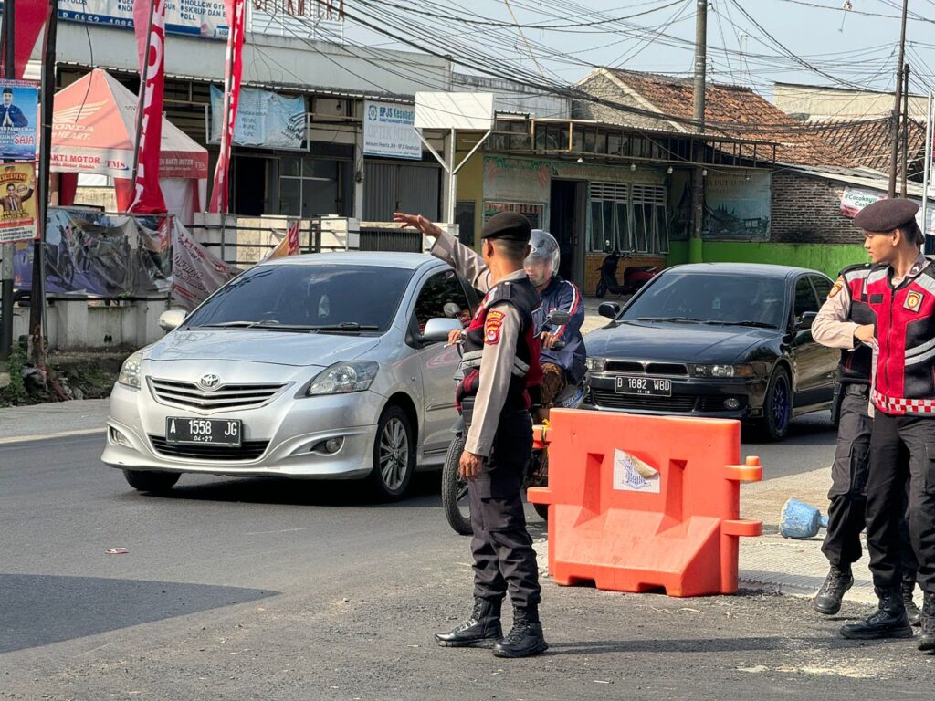 Cegah Kemacetan pada Jam Pulang Sekolah, Sat Samapta Polres Pandeglang Gelar Kegiatan Strong Point di Persimpangan Cipacung 2 IMG 20240805 WA0029