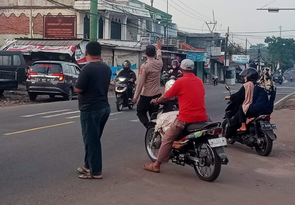 Anggota Polsek Cadasari Melaksanakan Gatur Pagi di Depan Pasar Cadasari 1 IMG 20240805 WA0030
