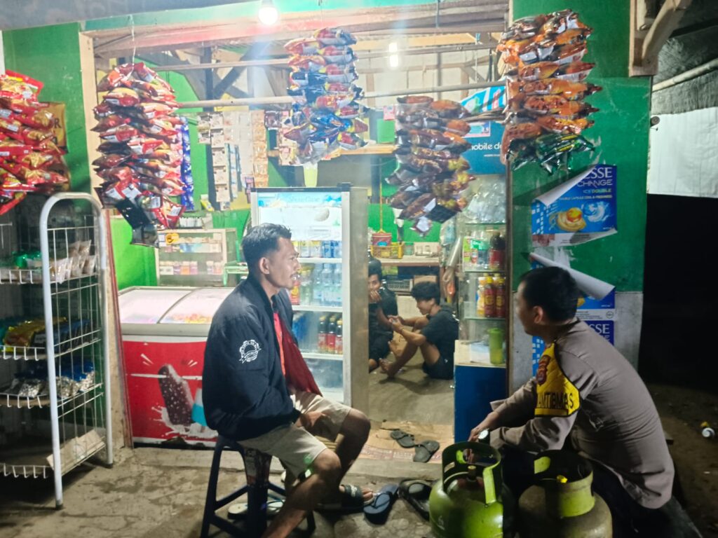 Bhabinkamtibmas Polsek Menes Jalin Silaturahmi dan Ciptakan Keamanan Malam di Menes 9 IMG 20240805 WA0043