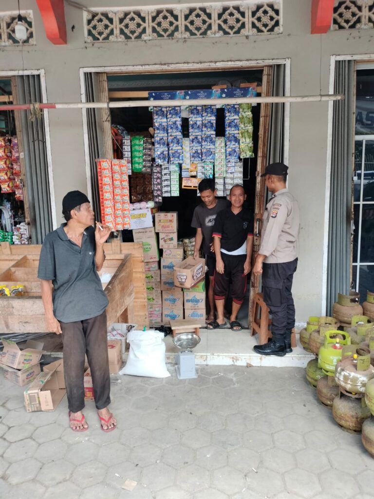 Polsek Menes Gelar Patroli Dialogis dan Himbauan Kamtibmas di Warung Sembako 8 IMG 20240805 WA0044