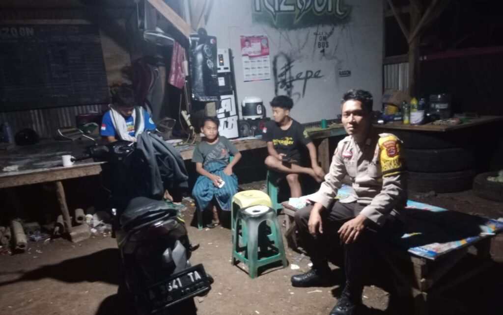 Bhabinkamtibmas Polsek Cadasari Sambangi Pemuda di Malam Hari untuk Antisipasi Balapan Liar dan Narkoba 10 IMG 20240806 WA0019