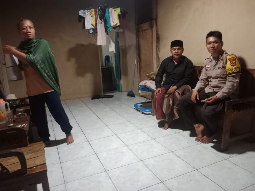 Bhabinkamtibmas Polsek Cadasari Lakukan Silaturahmi dengan Warga untuk Tingkatkan Keamanan 8 IMG 20240806 WA0021