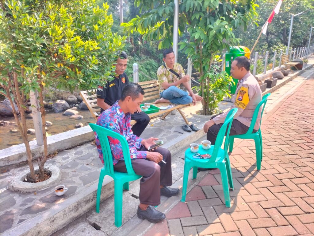 Patroli Dialogis Bhabinkamtibmas Polsek Carita Bersama Perangkat Desa Sukarame 5 IMG 20240808 WA0037