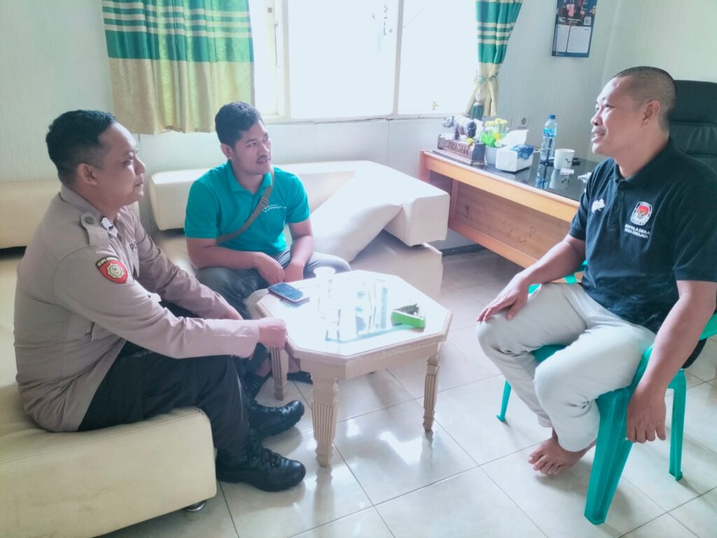 Personil Polsek Carita Sambangi Kepala Desa Sukajadi, Sdr. Sandi Wyasa 4 IMG 20240808 WA0038
