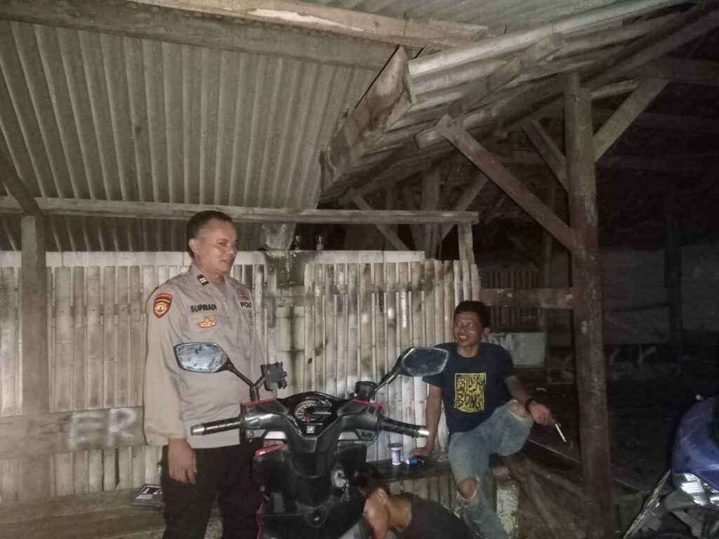 Patroli Polsek Carita: AIPTU Supriyadi Kunjungi Pos Ronda di Desa Sukarame 3 IMG 20240808 WA0039