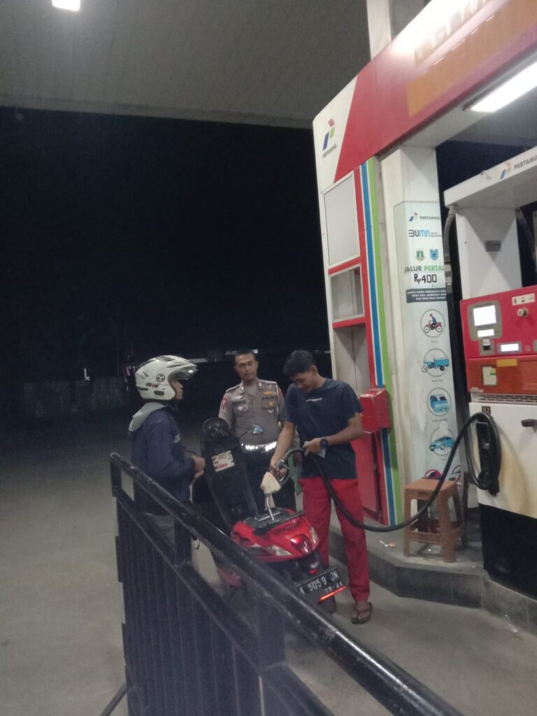 Patroli Polsek Carita: Bripka Yundar Kunjungi SPBU Sukanegara 10 IMG 20240808 WA0042