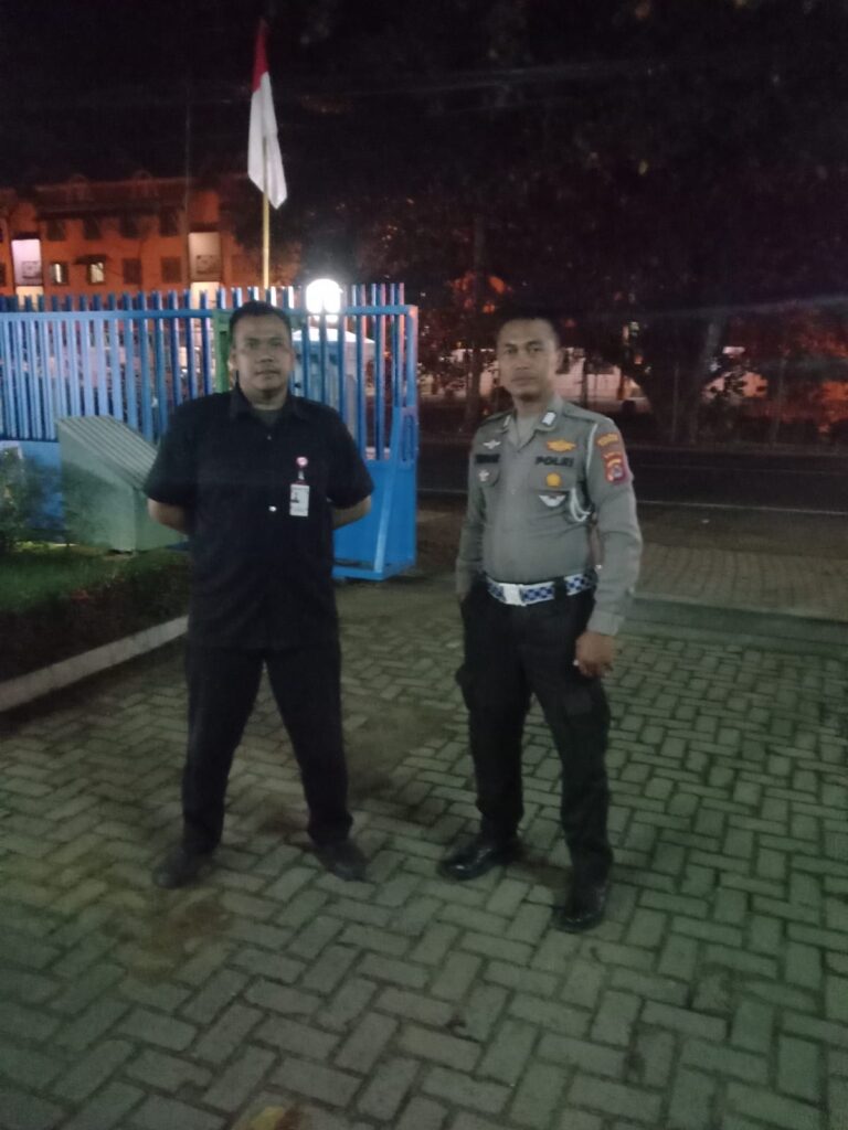 Patroli Malam Polsek Carita: Bripka Yundar Dialog dengan Satuan Hotel 9 IMG 20240808 WA0043