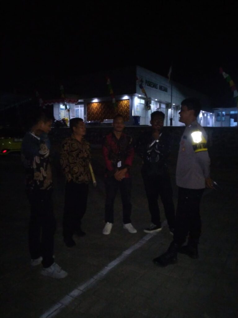 Cegah Kriminalitas, Bhabinkamtibmas Polsek Angsana Polres Rutin Patroli Malam 7 IMG 20240808 WA0045