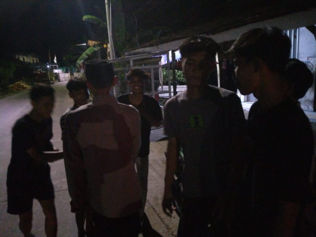 Patroli Dialogis, Bhabinkamtibmas Polsek Angsana Polres Pandeglang Berikan Pesan Kamtibmas Kepada Pemuda 5 IMG 20240808 WA0047