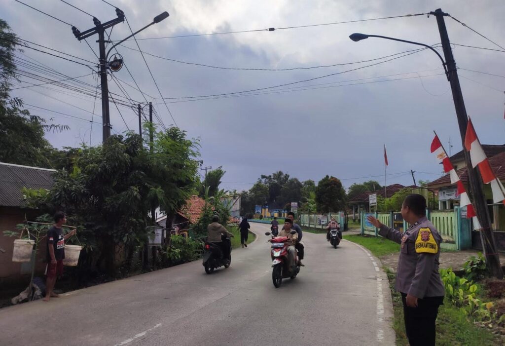 Cegah Laka Lantas, Anggota Piket Polsek Angsana Laksanakan Strongpoint Sore 10 IMG 20240808 WA0051