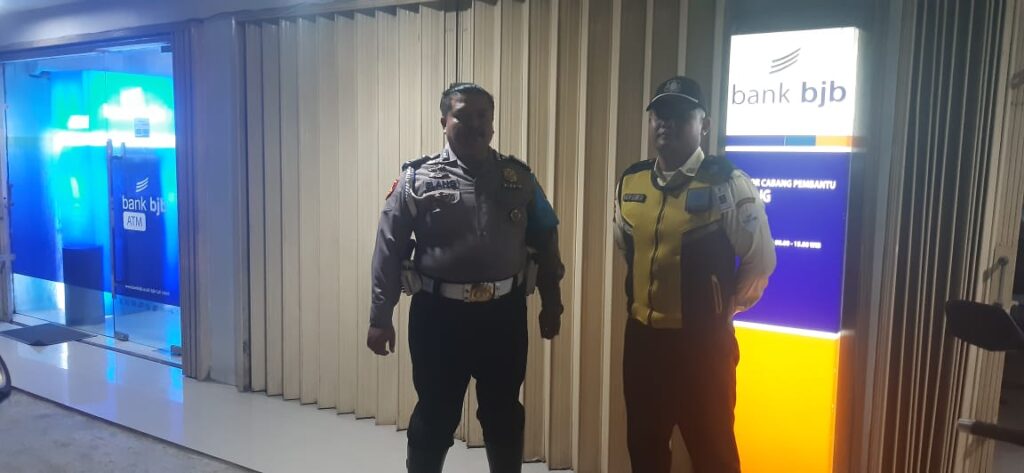 Tingkatkan Keamanan, Polsek Picung Gelar Patroli Dialogis di Bank BJB 7 IMG 20240808 WA0055